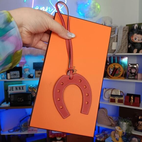 NIB HERMES Swift Paddock Horseshoe Bag Charm Rose Sakura Capucine - Picture 1 of 4